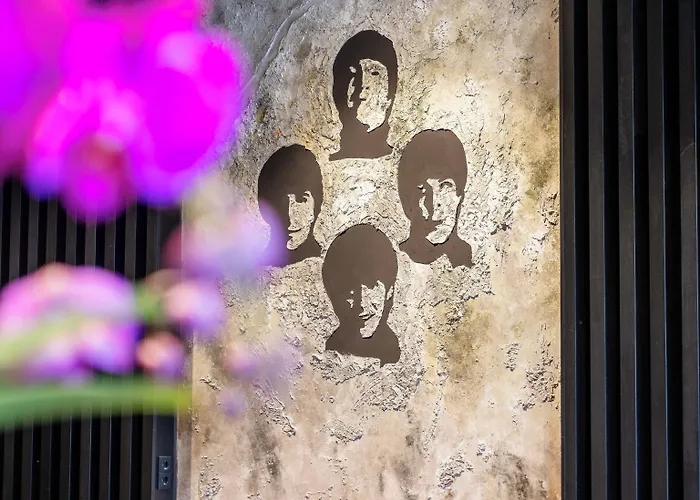 Am Beatles-platz 4*